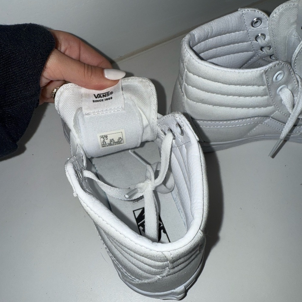 White Vans classic high top Sk8-Hi Shoe The original skate hi-top - Picture 3 of 8